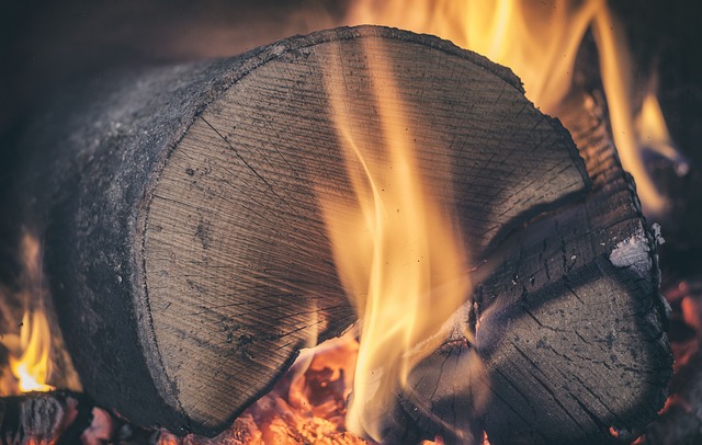 zapálené dřevo